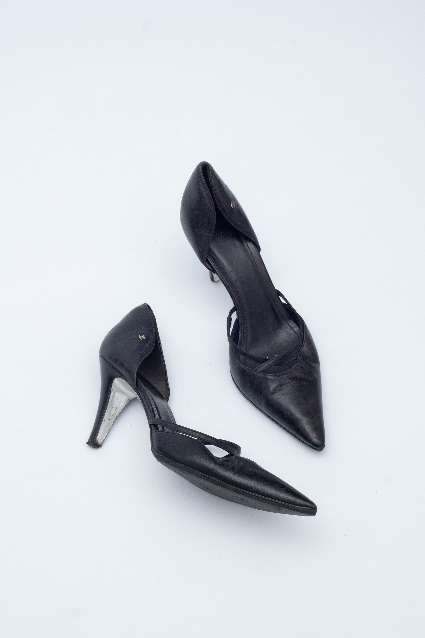 CHANEL BLACK LEATHER DECOLLETE