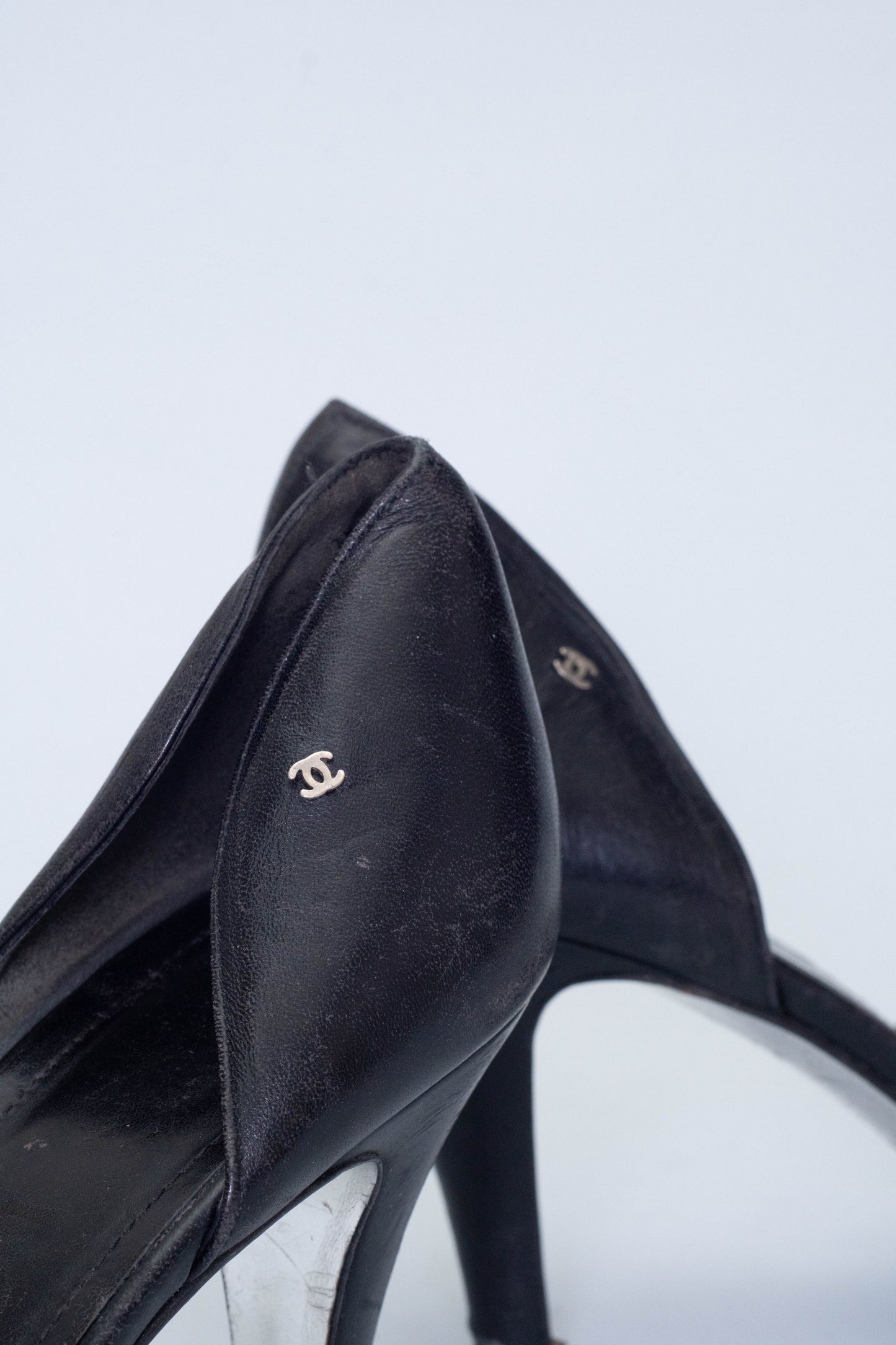 CHANEL BLACK LEATHER DECOLLETE