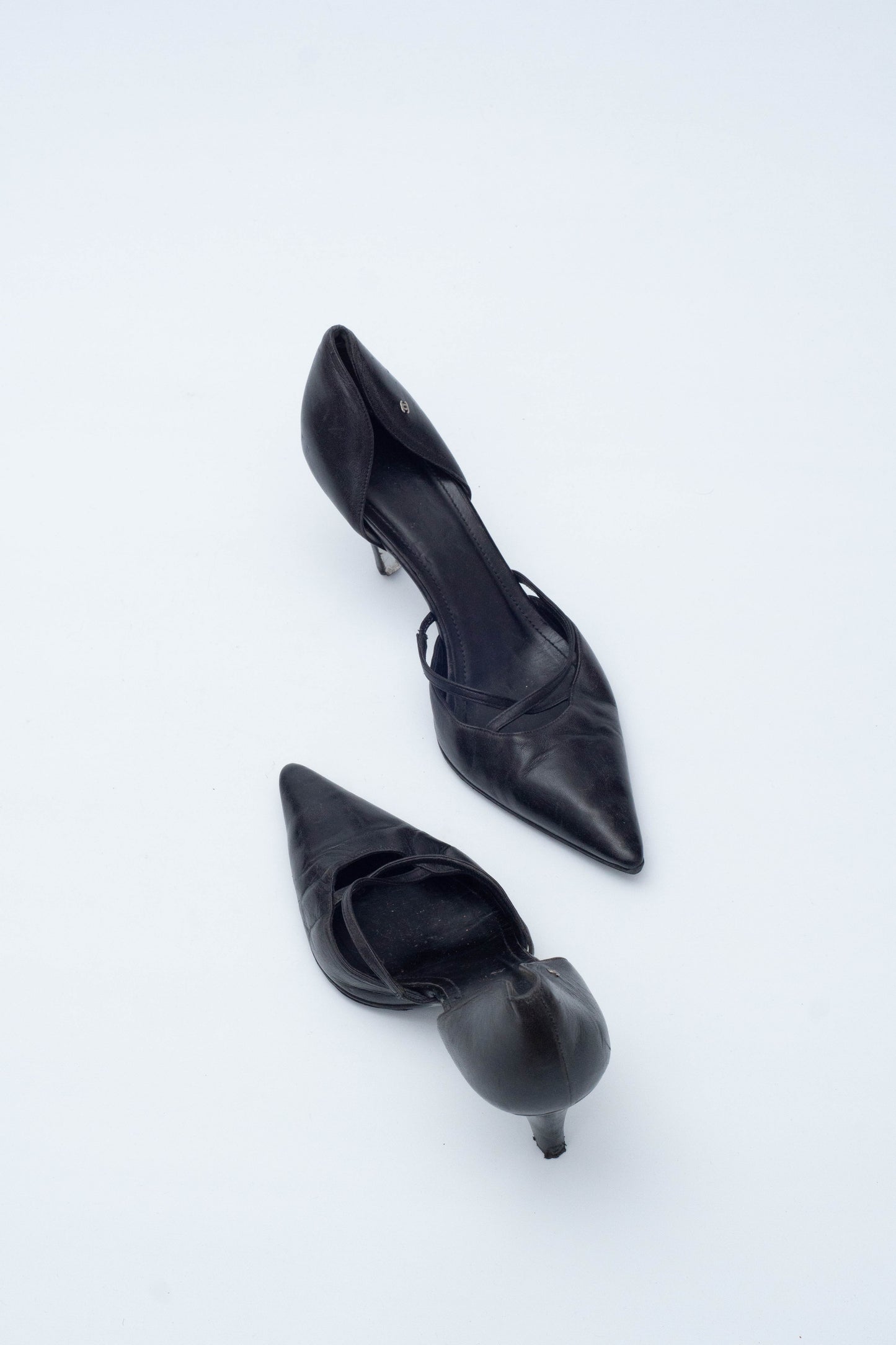 CHANEL BLACK LEATHER DECOLLETE