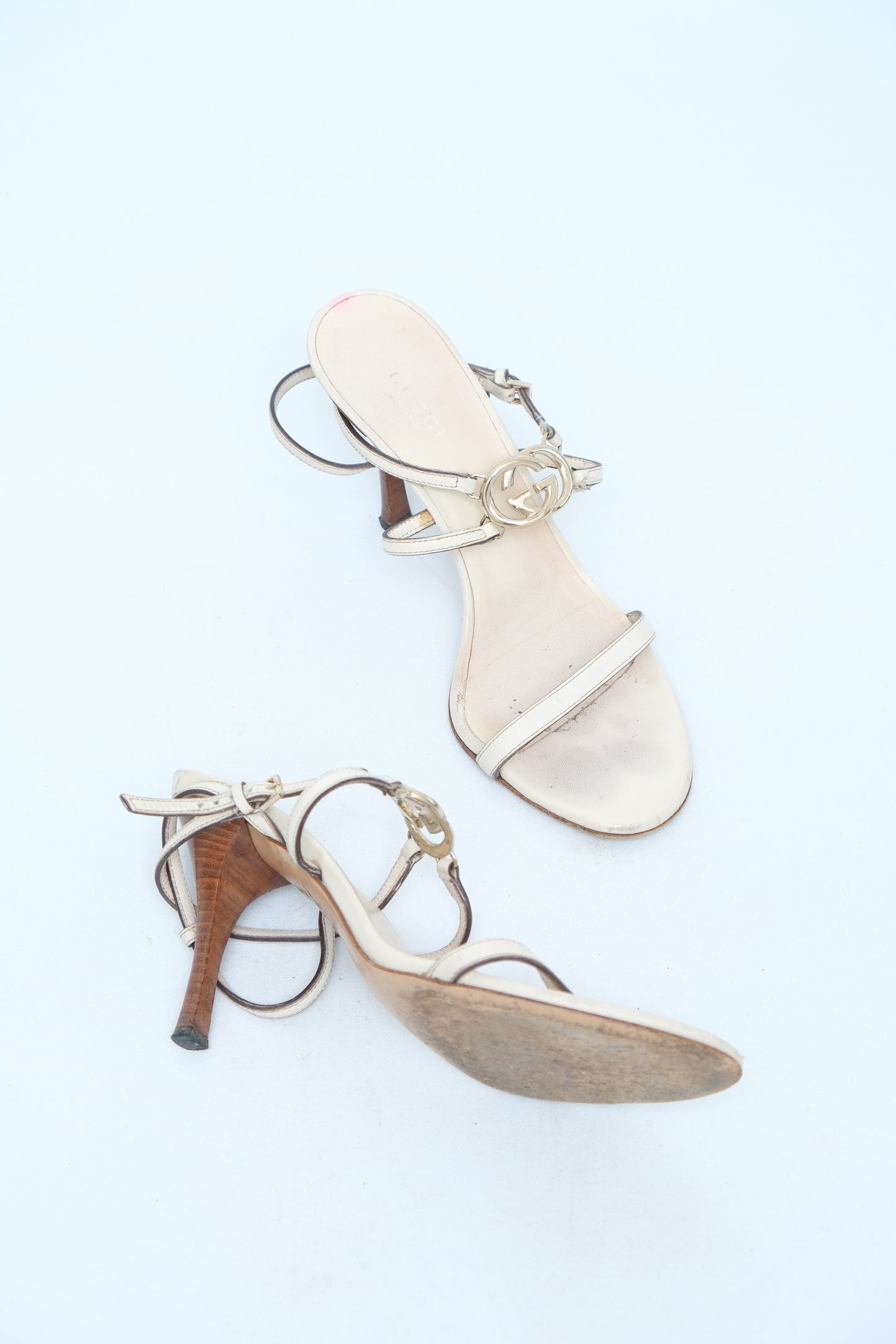 GUCCI WHITE LEATHER GG LOGO ANKLE-STRAP SANDALS